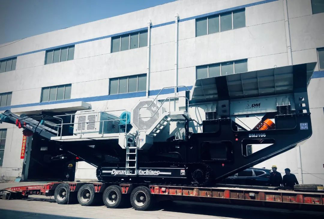 發(fā)貨中 | 上海東蒙DMJ106履帶移動顎式破碎站火速發(fā)往客戶前方，助力客戶砂石骨料項目